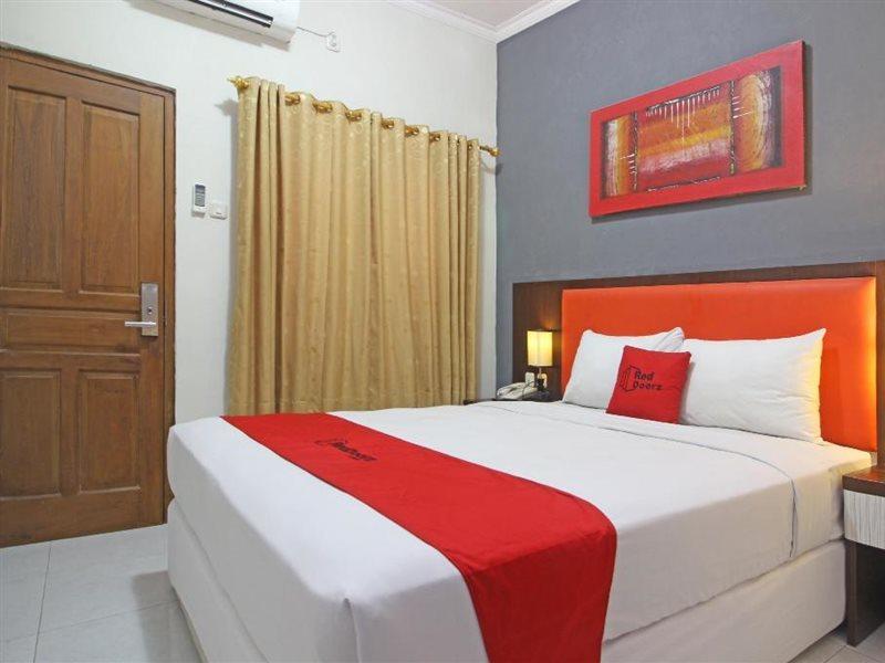 Reddoorz Plus Near Keraton Solo Εξωτερικό φωτογραφία